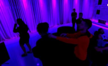 Thyen rregullat e emisionit, momenti kur përjashtohen dy konkurrentet e “Përputhen” (VIDEO)