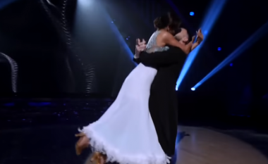 E papritur në DWTS! Ish-banorja e BBV puth në buzë balerinin