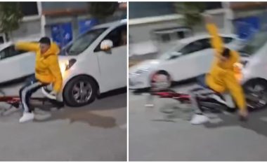VIDEO/ Kozakun e “fluturojnë” në ajër teksa po ecte me biçikletë