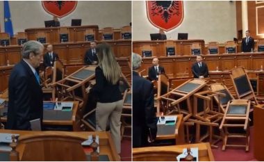 Kaos në Kuvend, opozita përmbys karriget e deputetëve socialistë në mes të sallës