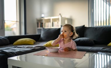 Pse nuk duhet t’i lini fëmijët të hanë para një televizori apo telefoni