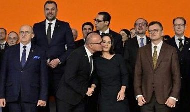 “Moment i turpshëm, dhunë”, puthja e ministrit të Jashtëm kroat për homologen gjermane shkakton zemërim në rrjet