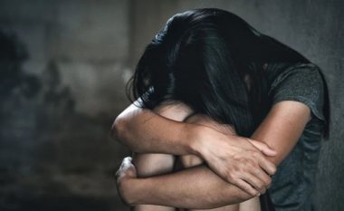 Tentoi të përdhunonte të bijën e mitur, 44-vjeçari nga Durrësi në gjendje të dehur: Vajza dhe gruaja më ngritën kurth