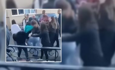 “Pse ma pe të dashurin”, sherr i egër mes vajzave në gjimnazin e Tiranës, shkelmohen dhe kapen për flokësh (VIDEO)