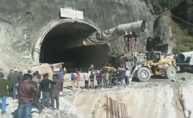 Shembet tuneli në Indi, më shumë se 30 punëtorë mbeten të bllokuar