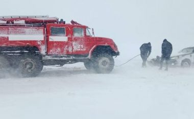 Stuhia e borës “paralizon” Ukrainën, 2000 komunitete pa energji elektrike