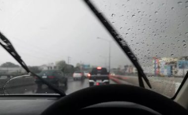 Mos i harroni KURRË, 2 veprimet kryesore para se të ngisni makinën në ditë me shi