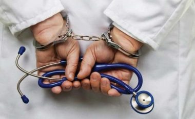Lëshonte raporte mjekësore false kundrejt pagesës, arrestohet mjeku i Akademisë së Sigurisë në Tiranë