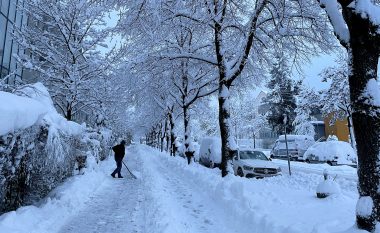Reshjet e borës “paralizojnë” Gjermaninë, probleme me fluturimet në Bavari