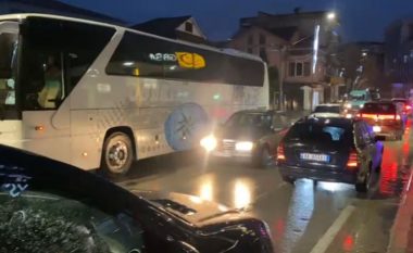 Aksident zinxhir në Pogradec, autobusi përplaset me dy makina