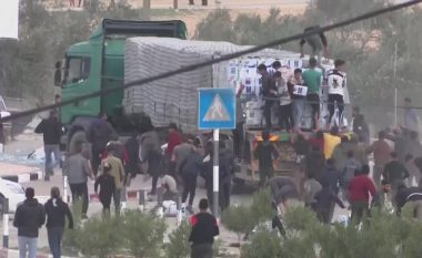 VIDEO/ Skena kaotike teksa njerëzit vrapojnë pas kamionëve që transportonin ndihma në Gaza