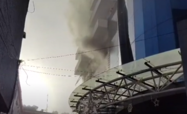 VIDEO/ Zjarri i përmasave të mëdha në Lushnjë, disa persona të asfiksuar dërgohen në spital për ndihmë mjekësore