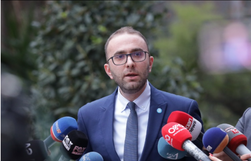 Bardhi akuza Bashës: Bashkëpunëtori yt miqësi me Olta Xhaçkën, të kërkoi që mos të firmosësh