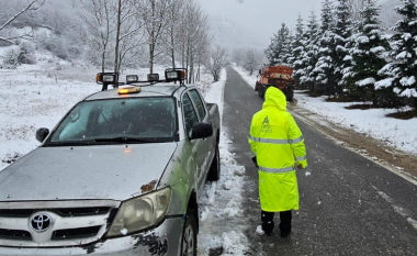 Korça e Kukësi “zhyten” nën dëborë, qindra familje pa energji elektrike, bllokohet rruga Qafë Borje-Doganë
