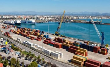 EMRAT/ Lejonin kalimin e mallrave kontrabandë, arrestohen 4 inspektorë në Portin e Durrësit