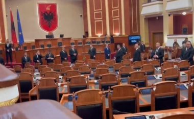 Jashtë Kuvendit përplasje mes deputetëve të opozitës dhe Gardës, çfarë po ndodh brenda në sallë