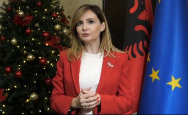 Me thirrjen e veçantë për shqiptarët, deputetja demokrate uron Vitin e Ri