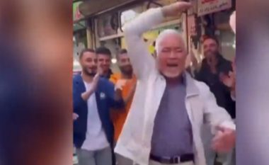 VIDEO/ Pas arrestimit të 70 vjeçarit që këndoi në publik, të rinjtë iranianë inskenojnë videon në shenjë proteste
