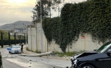 Makina përplaset me shtyllën elektrike në Shkodër, dy të plagosura