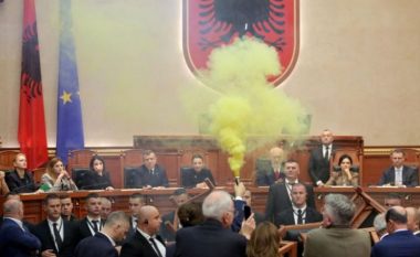 EMRAT/ Kuvendi përjashton për 10 ditë 7 deputetë të opozitës, shkaktuan kaos në sallë