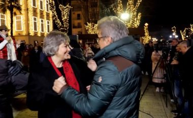 Atmosfera festive në Shkodër/ Benet Beci dhe bashkëshortja vallëzojnë në shesh(VIDEO)