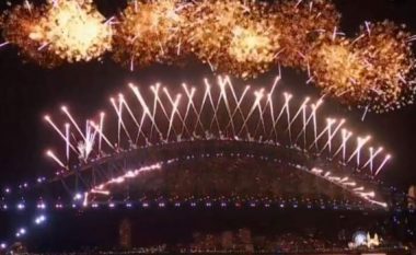Mbërrin viti i ri edhe në Australi, turma njerëzisht sfidojnë motin dhe ndjekin spektaklin e fishekzjarreve
