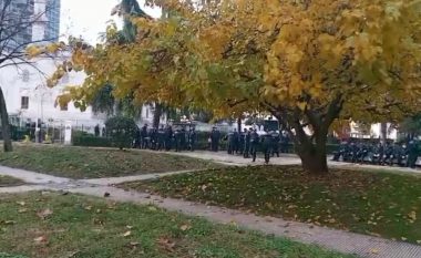 Protesta e opozitës, policia “blindon”Parlamentin, 800 efektivë në terren