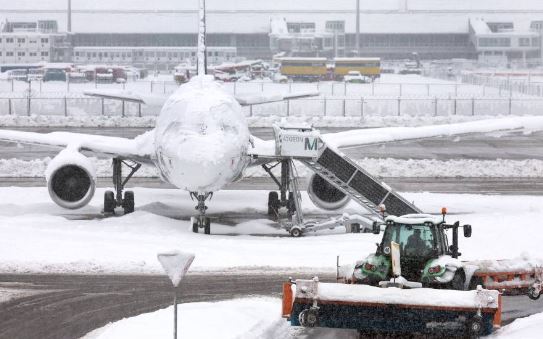 Moti i keq  Aeroporti i Mynihut anulon dhjetëra fluturime