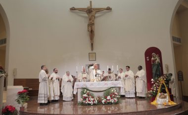 Besimtarët e krishterë festojnë në Katedralen e Shën Palit në Tiranë