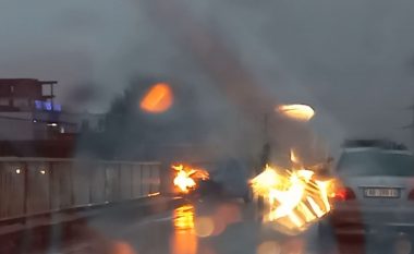 Përplasen dy makina në Shkodër, njëra shpërthen në flakë