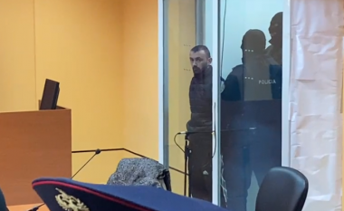 VIDEO/ Sokol Mjacaj në sallën e gjyqit, i rrethuar nga efektivë policie