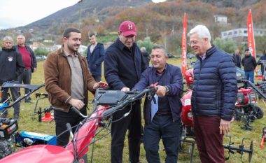 23 fermerë të Petrelës përfitojnë makineri bujqësore, Veliaj: “Dhuratë që do t’i ndihmojë të shtojnë prodhimet bujqësore”