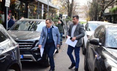 Oficerët e policisë gjyqësore, mbërrijnë në shtëpinë e Berishës për t’i komunikuar masën