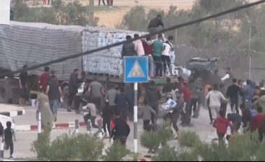 Palestinezët vrapojnë pas kamionëve që transportonin ndihma në Gaza