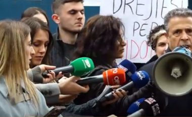 Protestë në Tiranë për vrasjen e Liridona Ademajt, ambasadori Durmishi: Drejtësia të thotë fjalën e saj