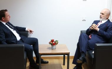 Rama takim në Bruksel me Oliver Varhelyi, komisioneri: Jemi gati të hapim kapitujt e parë të negociatave me Shqipërinë