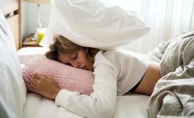 Nëse keni dhimbje trupi, këto janë pozicionet ideale të gjumit për t’u zgjuar pa asnjë problem (FOTO LAJM)