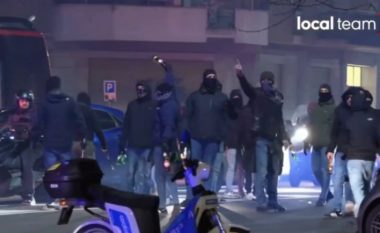 Tifozët e Lazios sulmojnë një lokal me fansat e Romës, plagoset me thikë një person