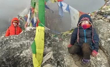 4-vjeçarja thyen rekordin për ngjitjen e Everestit në moshën më të re