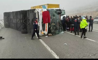 Turqi/ Autobusi përmbyset në autostradë, 4 të vdekur dhe 36 të plagosur