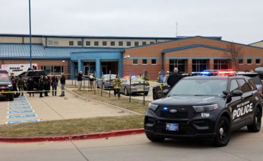 Sulm me armë brenda një gjimnazi në SHBA! Autori qëllon ndaj nxënësve dhe më pas vret veten, raportohet për disa viktima dhe të plagosur