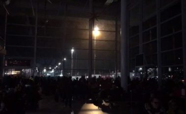 Aeroporti Ndërkombëtar i Rinasit pa energji elektrike, qindra pasagjerë mbeten në errësirë