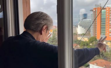 VIDEO/ Berisha shfaqet për herë të parë pas “arrestit të shtëpisë”, ish-kryeministri përshëndet me dy gishta mbështetësit nga ballkoni