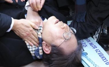VIDEO/ Sulmohet me thikë lideri i opozitës në Korenë e Jugut, autori e qëllon në qafë teksa ishte duke ecur në rrugë