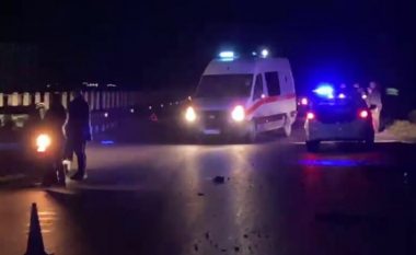 Aksident në aksin rrugor Elbasan – Librazhd: Makina përplaset me motomjetin, 3 të lënduar në spital