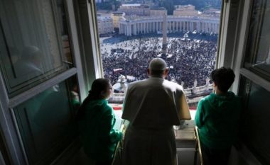 Hyri me thikë në sheshin e Shën Palit kur Papa po bekonte besimtarët, arrestohet 51-vjeçari në Itali