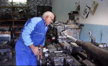 Inspiruese/ Njihuni me 70-vjeçarin tornitor në Bulqizë: Do ta vazhdoj punën, e kam pasion dhe e bëj me qejf