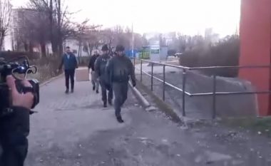 Kosovë/ Mjetet shpërthyese në QKUK dyshohet se janë nga koha e paraluftës, ekipet e forcave xheniere largohen me një pako në duar