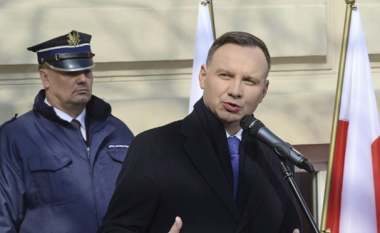 Presidenti konservator i Polonisë fal dy ish-ministra të burgosur