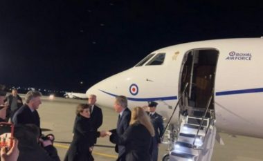 Ministri i Jashtëm britanik, Cameron mbërrin në Kosovë! Pritet në aeroport nga Gërvalla
